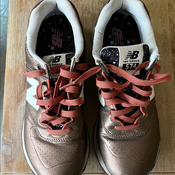 NEW BALANCE 574 Gradient Copper Black Sneakers with Red Laces - Picture 5 of 11